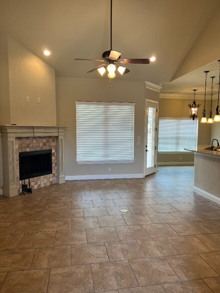 Building Photo - 310 Oar Wood Dr