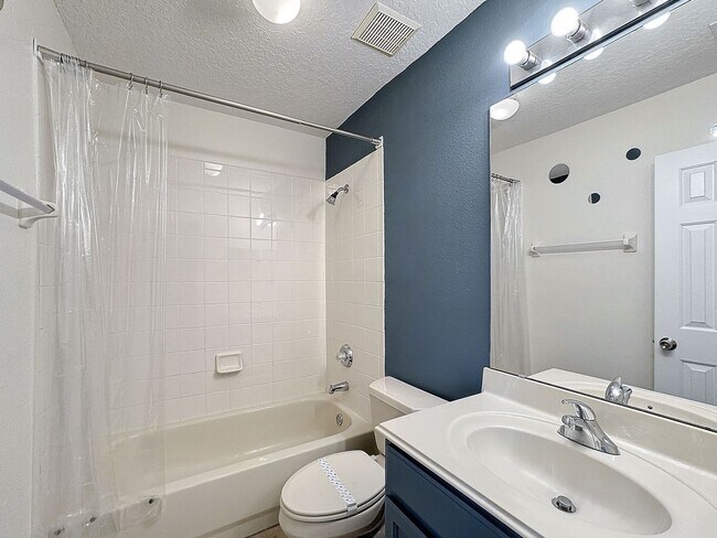 Building Photo - Stunning 5-Bedroom Home in North Village o...