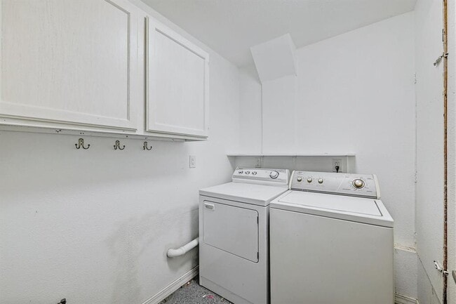 Building Photo - 9403 Longvale Dr