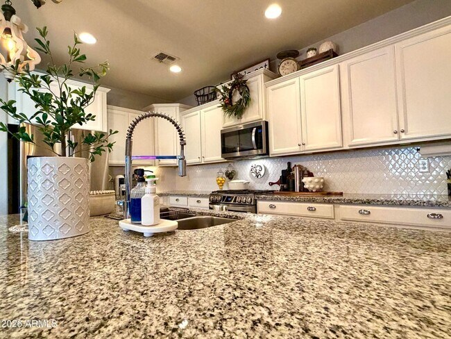 Building Photo - Laveen Beauty