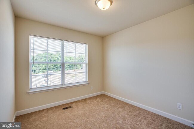 Building Photo - 60 Andrews Pl