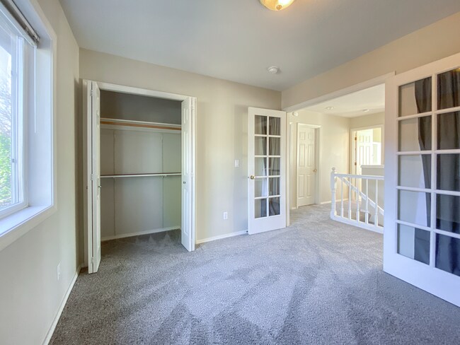 Building Photo - Stunning 4 Bed + 2.5 Bath House in Lake Oswego | Private Backyard, Open Floor Concept, Air Condit...