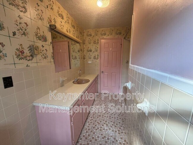 Building Photo - 907 Ladd Rd