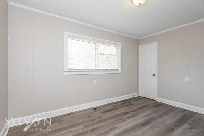 Building Photo - The living is easy in this 2 bedroom, 1 ba...