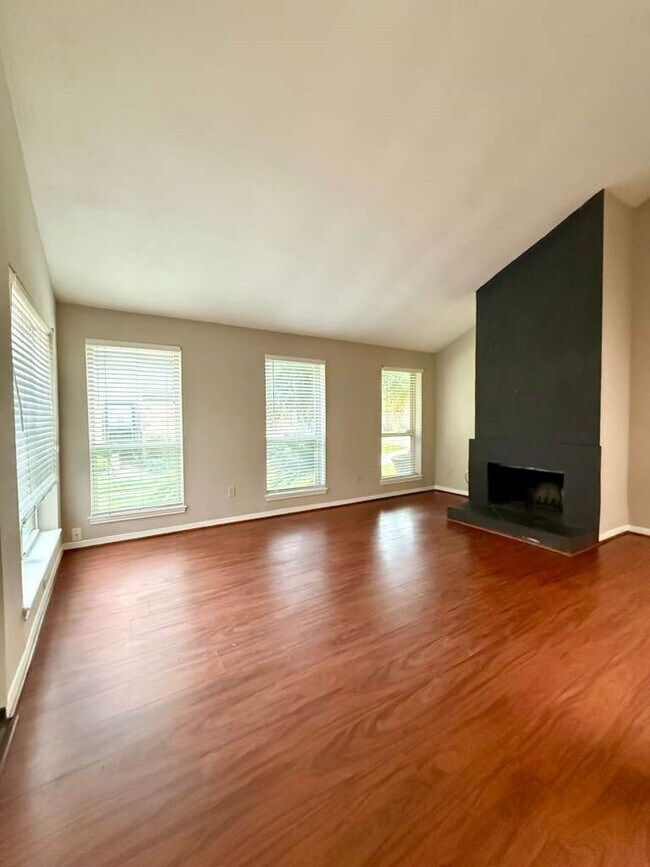 Building Photo - 9353 Westwood Village Dr