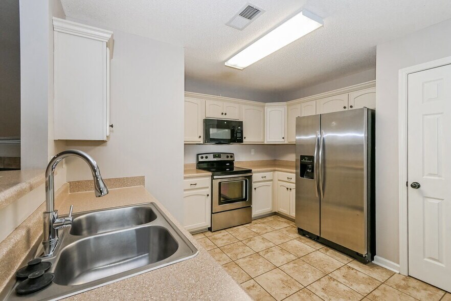 Building Photo - 7852 Ridgedale Dr