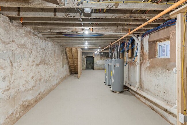 Building Photo - 6049 Elmwood Ave