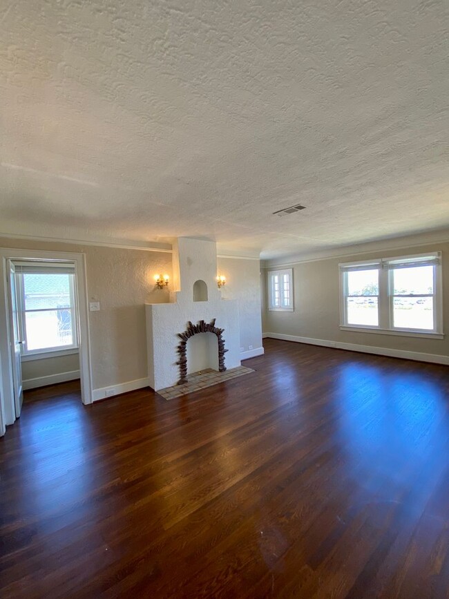 Primary Photo - 2 bed/1 bath Upstairs Duplex with Private ...