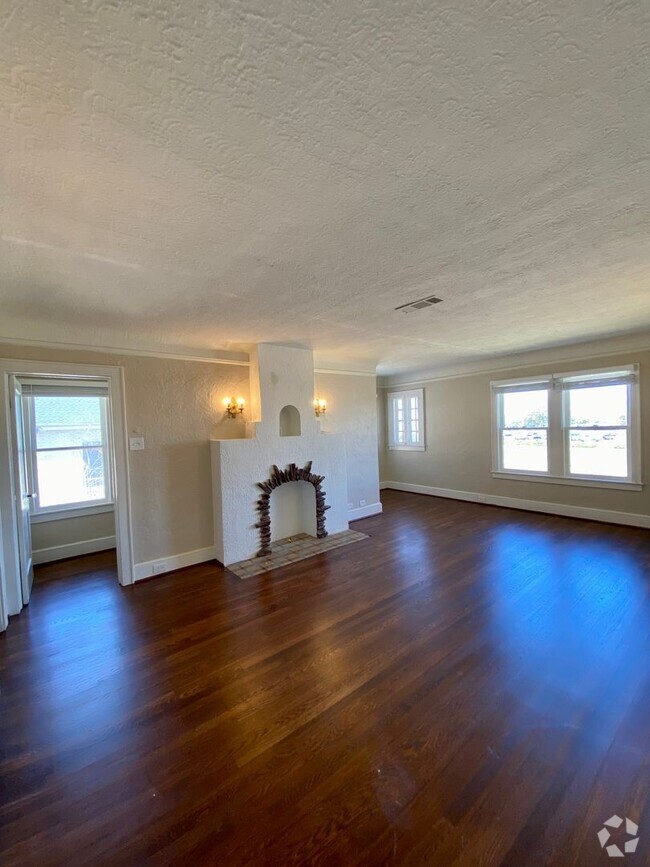 Building Photo - 2 bed/1 bath Upstairs Duplex with Private ...