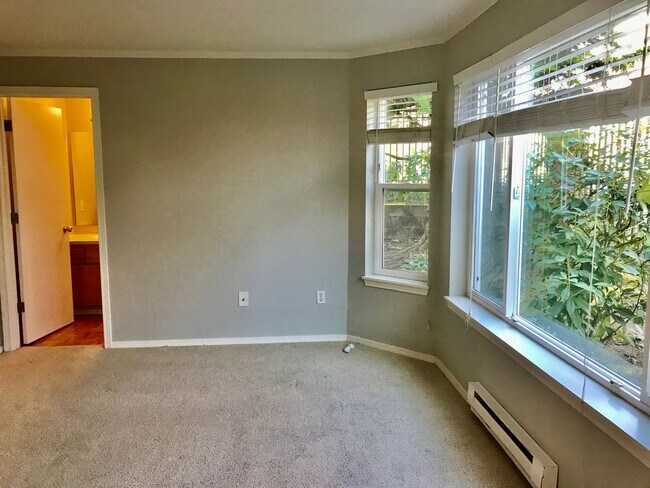 Building Photo - Two Bedroom/Two bath Capitol Hill Condo - ...
