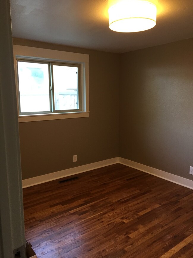 Building Photo - Remodeled 2 bed, 1 bath in the heart of Fo...