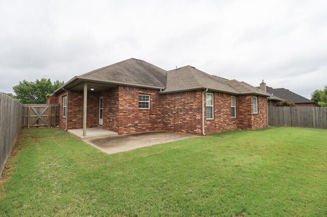 Building Photo - 3 bed | 2 bath in New Tulsa!