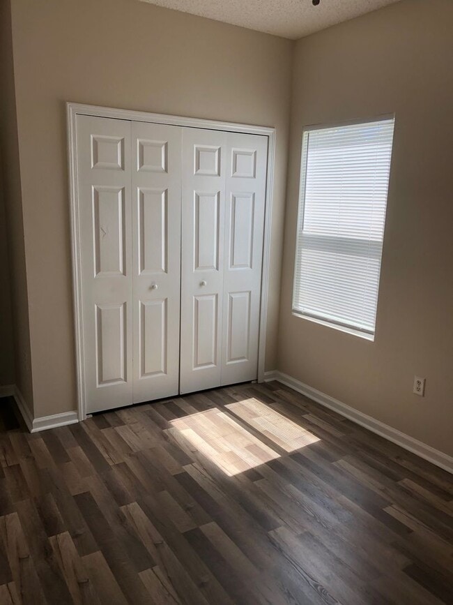 Building Photo - Large 5 Bedroom, 3 Bathroom Single Family Home