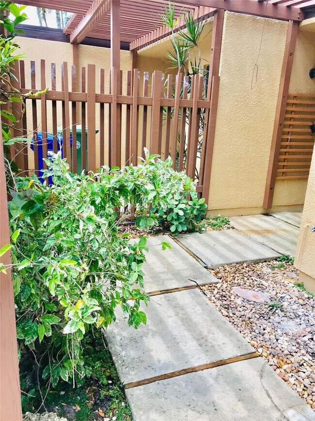 Building Photo - 1640 W Golfview Dr