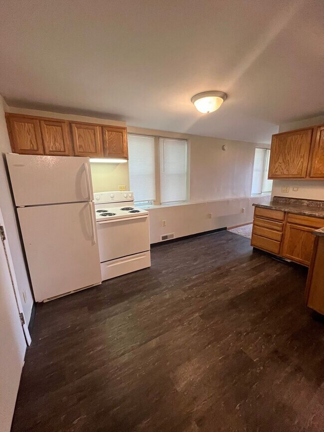 Building Photo - AVAILABLE SEPTEMBER - 2 BED 1 BATH Apt!