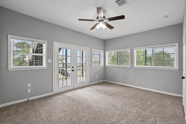 Building Photo - 401 Paradise Dr