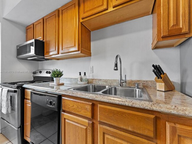 Building Photo - 2 bedroom in Hollywood FL 33020