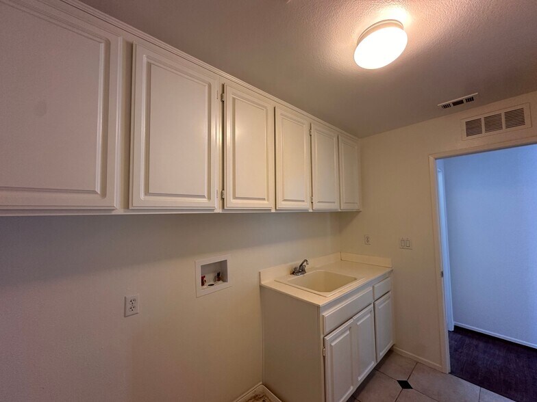 Building Photo - 23424 Caliente Springs Ave