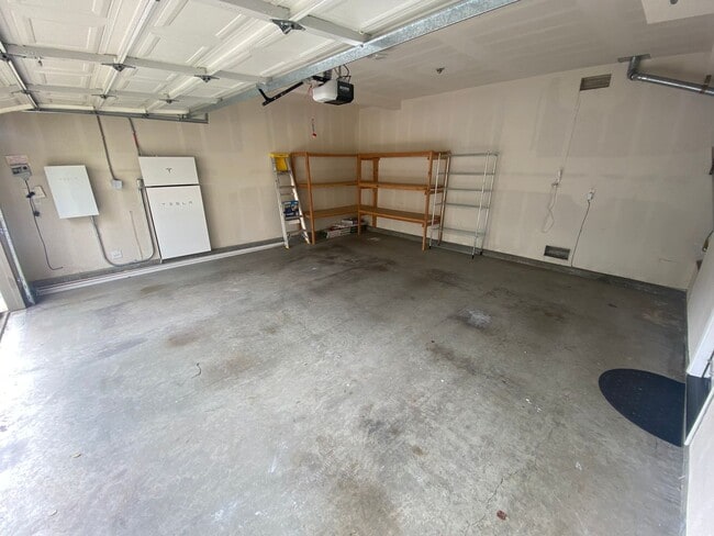 Building Photo - Beautiful & Spacious 3 Bedroom, 2.5 Bathroom Hayward Home – Prime Residential Location W Laundry,...