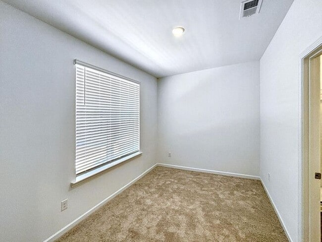 Building Photo - 4-Bedroom Home with Scenic Views and Conve...