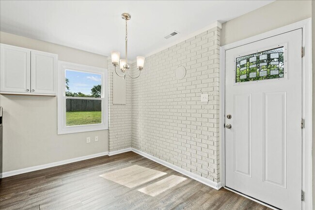 Building Photo - CLOSE TO I-95 & QUANTICO!