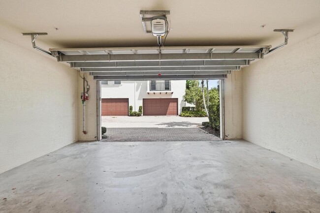 Building Photo - 4501 Mimosa Terrace