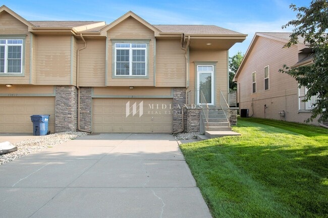 Primary Photo - Beautiful Townhome in Shadow View