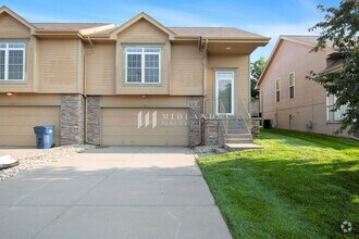 Building Photo - Beautiful Townhome in Shadow View