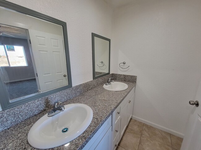 Building Photo - For Rent – 3 Bed / 2 Bath Single Family Ho...