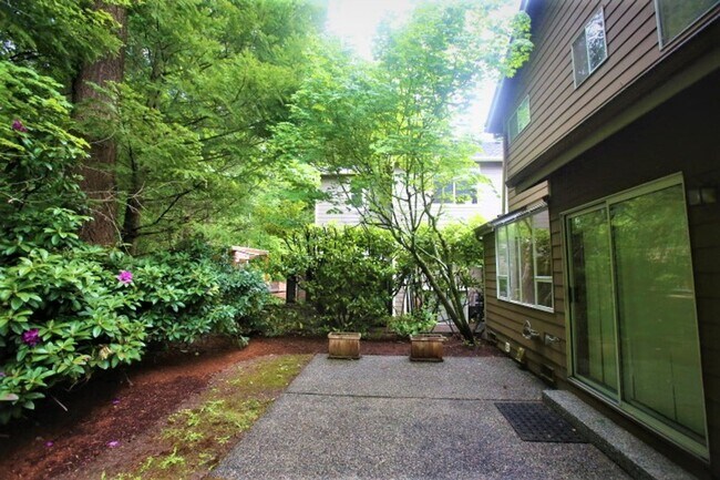 Building Photo - Beautiful 2 Story 3 Bed 2.5 Bath in Sammamish