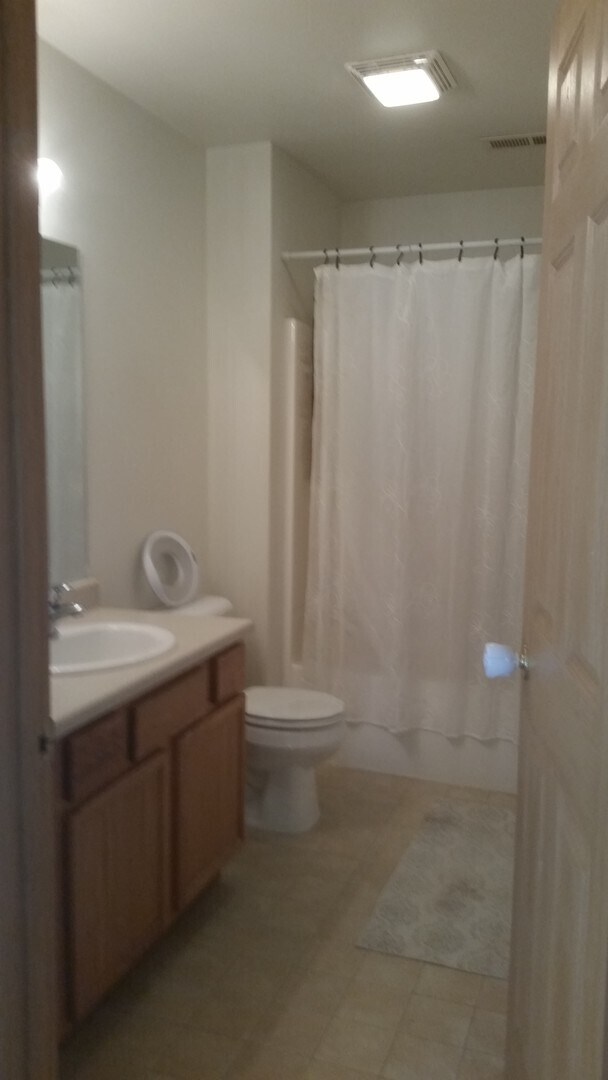 Building Photo - Great location, nice condo FRESH PAINT NOW AND NEW WINDOWS !