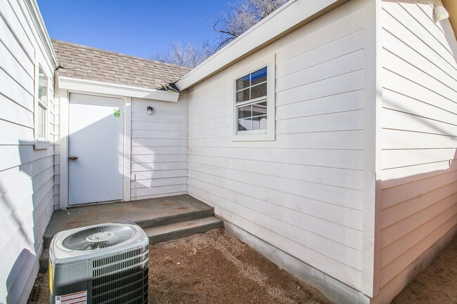 Building Photo - Remodeled 2 bedroom 2 bath