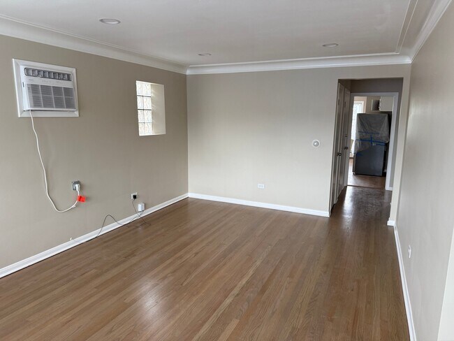 Building Photo - 5913 W Addison St