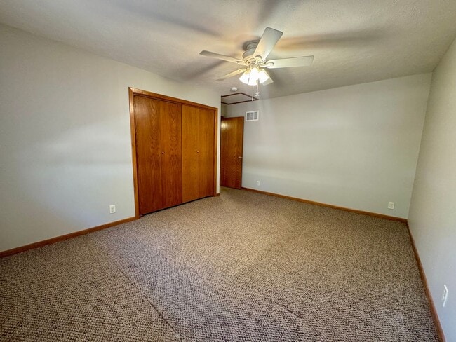 Building Photo - **DEPOSIT SPECIAL** 3 bedroom, 2 bath townhouse in COLLEGE VIEW