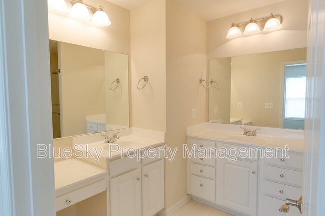 Building Photo - 2170 Saranac Ct