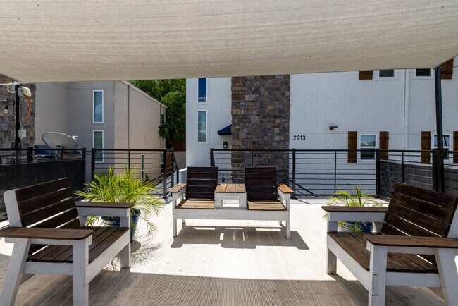 Building Photo - 2213 Park Hill Dr