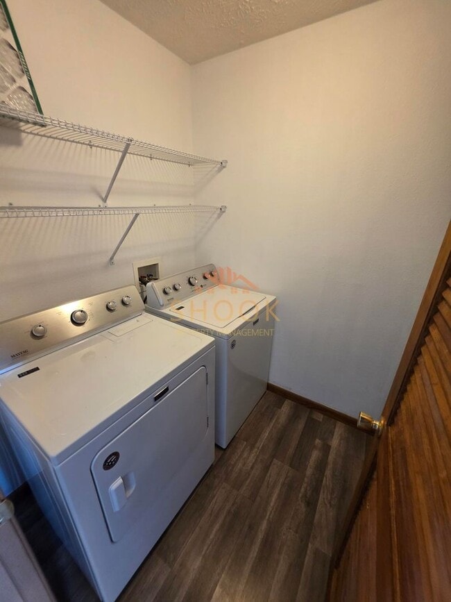 Building Photo - 3BR/2BA in East Side Lexington Farms!