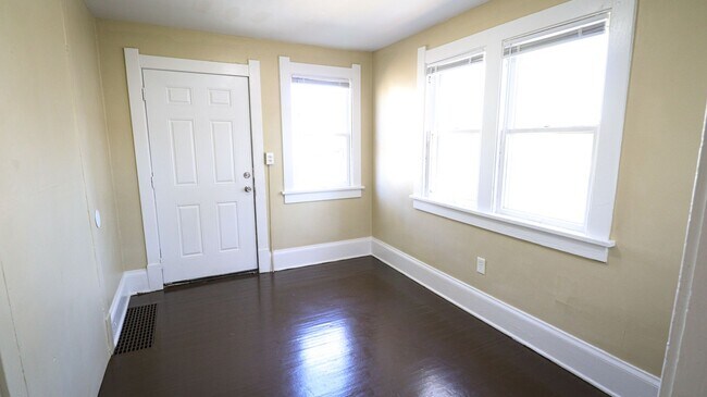 Building Photo - 3 Bedroom House