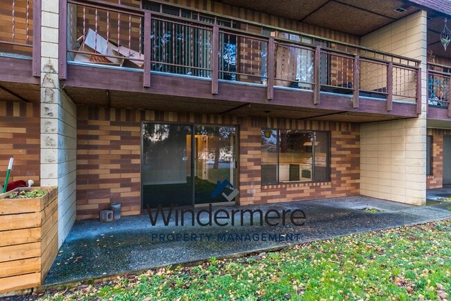 Building Photo - Windermere PM: 2 bedroom/2 bath condo