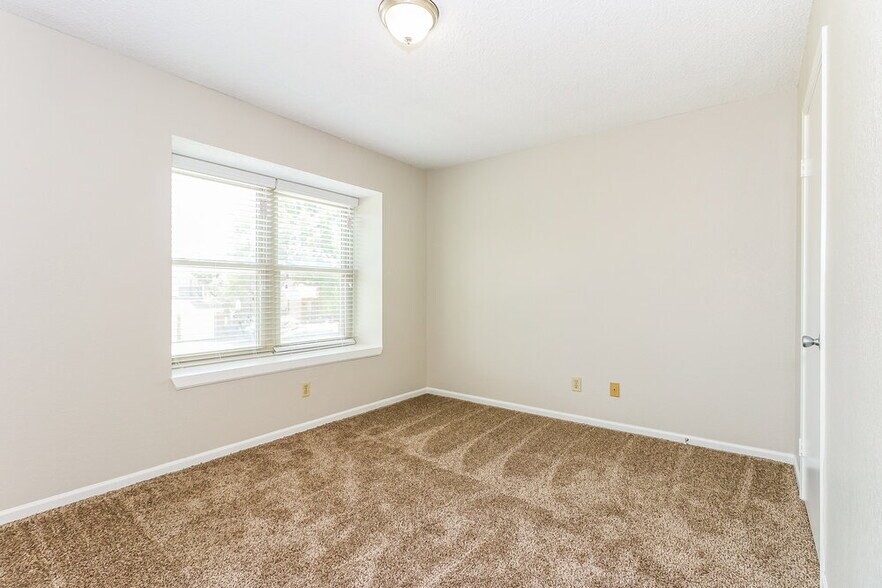 Building Photo - 3645 Fairview Dr