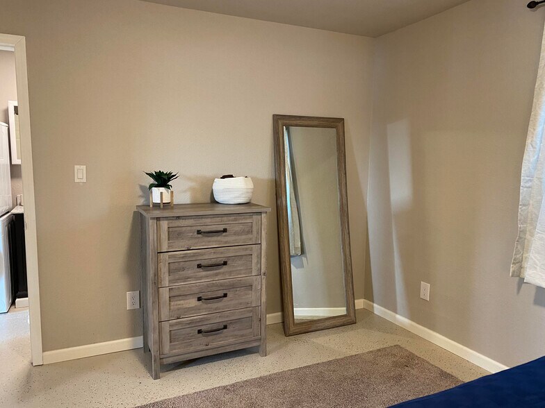 Building Photo - 6140 W Robin Hood Ln