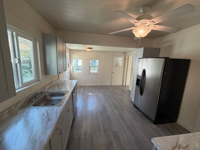 Building Photo - East Sac Bungalow!