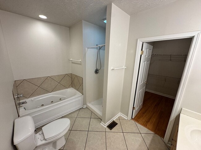 Building Photo - Comfortable 2-Bed, 2-Bath Home