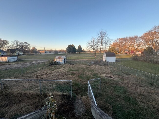 Building Photo - NEW LISTING: Remodeled 4 Bed 2 Bath