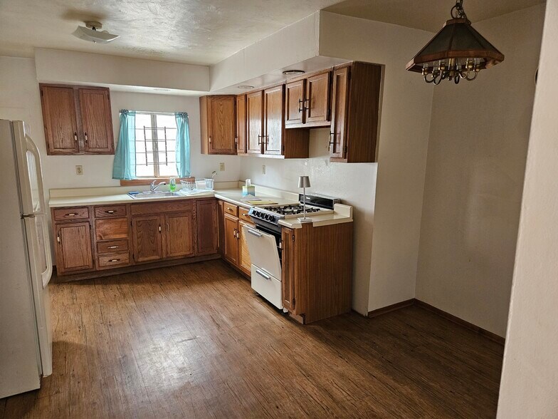 roomy eat-in kitchen - 1727 Carey Way