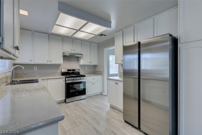 Building Photo - 2340 Belvedere Dr