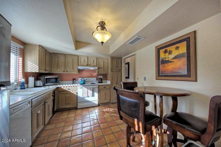 Building Photo - 7001 N Via Camello del Sur