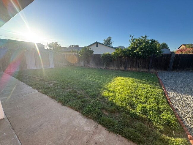 Building Photo - 5 Bedroom, 3.5 Bath, Beautiful 1,856 SQ FT...