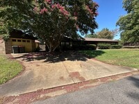 Building Photo - Come take a look at this 3-bedroom 2-bathroom home!