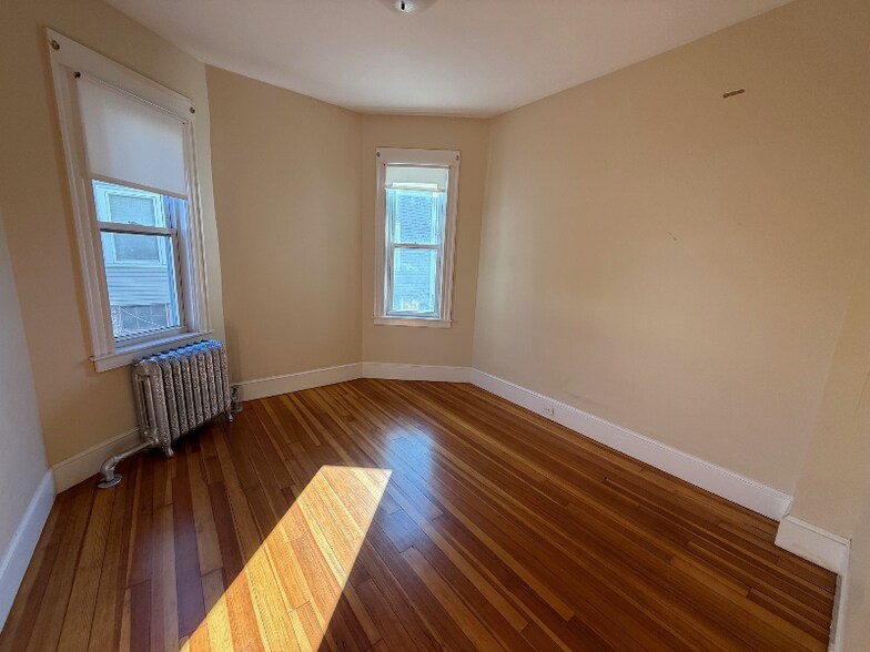 Building Photo - 8 Hastings St